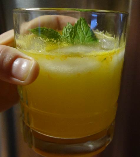 A homemade Maui cocktail recipe using tangerine, mint and limes.
